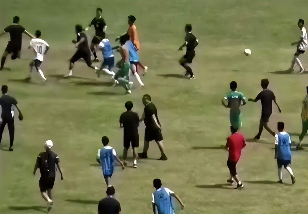 曼联联赛上一轮主场3-2击败阿斯顿维拉，总算结束了各项赛事四场不胜的局面，球队目前在英超积分榜排名第七，名次逐渐有所提升，目前他们也希望能够继续抢分打入欧战区。
